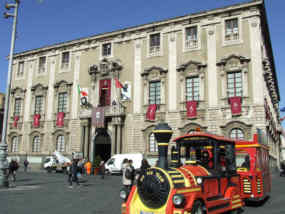 Trenino turistico in Piazza Duomo