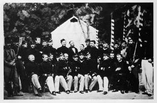 Al centro,Von Mechel con alcuni militari del battaglione dei Carabinieri leggeri